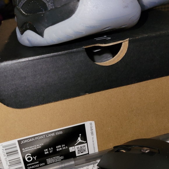 Nikes 6 Y youth Daughter wore them twice kept them on her shelf most of the time - Picture 3 of 5